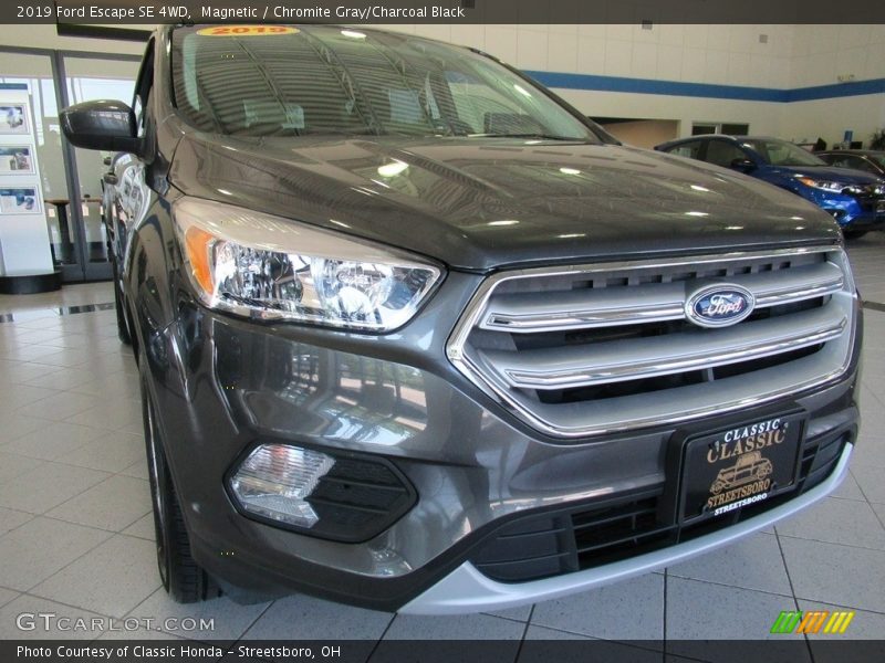 Magnetic / Chromite Gray/Charcoal Black 2019 Ford Escape SE 4WD