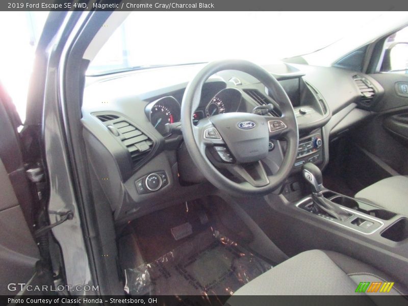 Magnetic / Chromite Gray/Charcoal Black 2019 Ford Escape SE 4WD