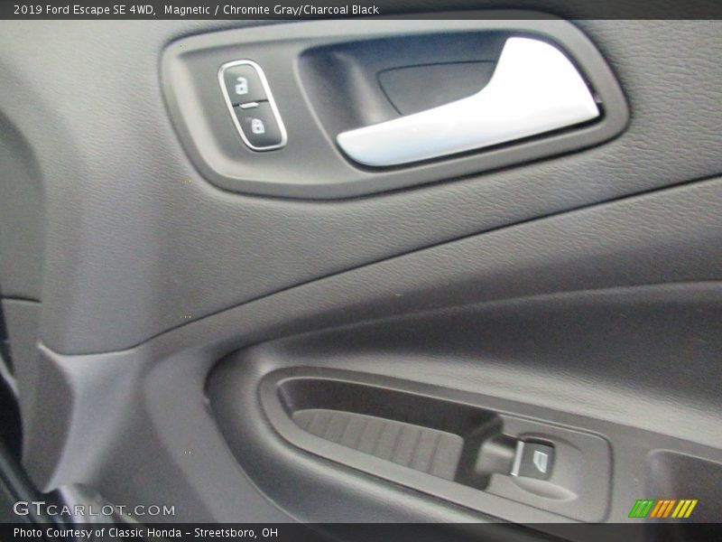 Magnetic / Chromite Gray/Charcoal Black 2019 Ford Escape SE 4WD