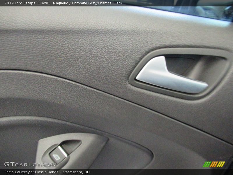 Magnetic / Chromite Gray/Charcoal Black 2019 Ford Escape SE 4WD