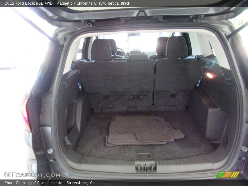 Magnetic / Chromite Gray/Charcoal Black 2019 Ford Escape SE 4WD