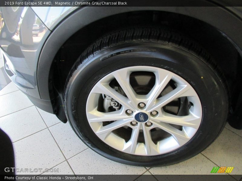 Magnetic / Chromite Gray/Charcoal Black 2019 Ford Escape SE 4WD