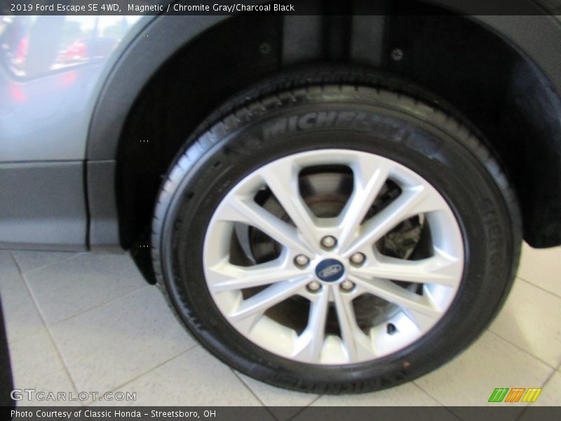 Magnetic / Chromite Gray/Charcoal Black 2019 Ford Escape SE 4WD