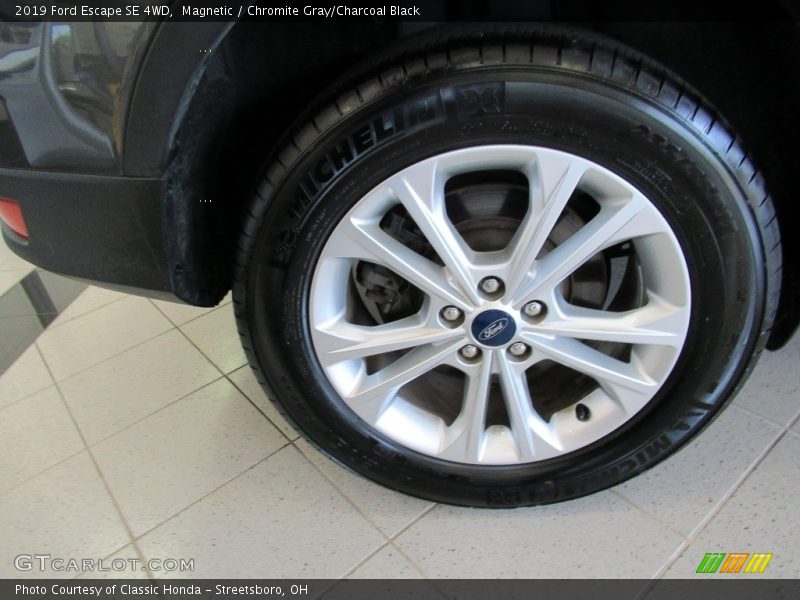 Magnetic / Chromite Gray/Charcoal Black 2019 Ford Escape SE 4WD