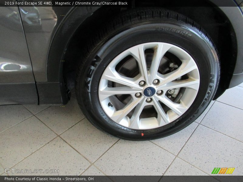 Magnetic / Chromite Gray/Charcoal Black 2019 Ford Escape SE 4WD
