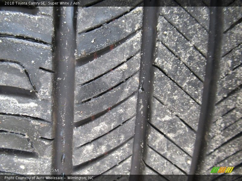 Super White / Ash 2018 Toyota Camry SE