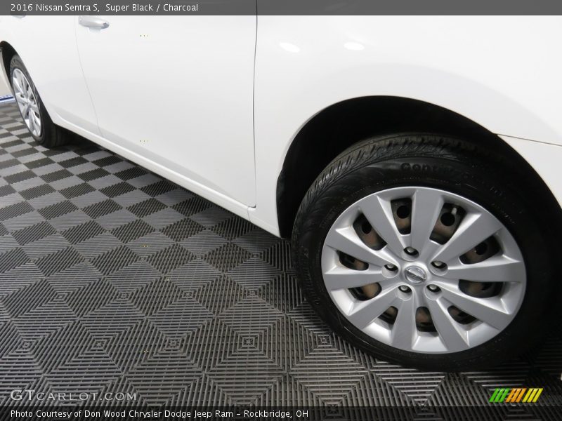 Super Black / Charcoal 2016 Nissan Sentra S