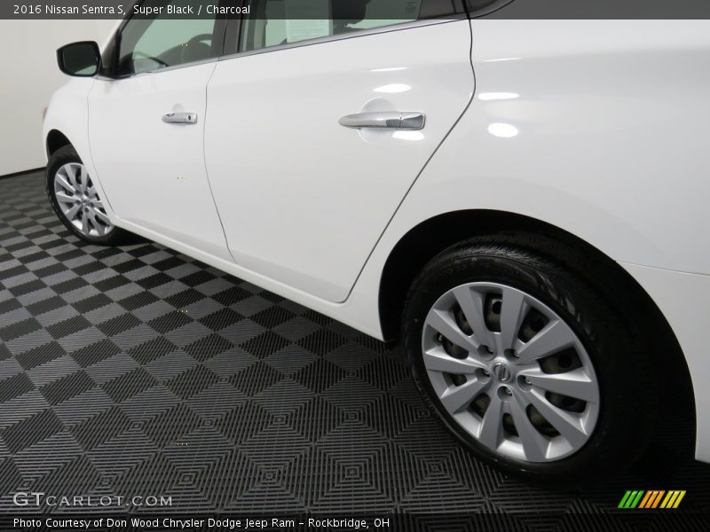 Super Black / Charcoal 2016 Nissan Sentra S