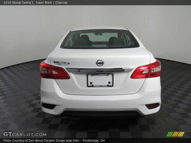 Super Black / Charcoal 2016 Nissan Sentra S