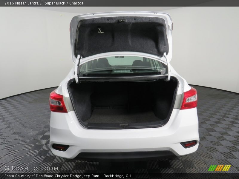 Super Black / Charcoal 2016 Nissan Sentra S