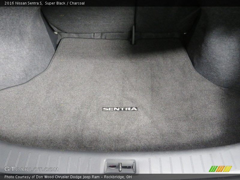 Super Black / Charcoal 2016 Nissan Sentra S