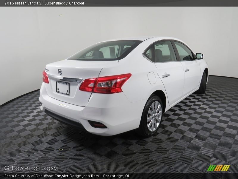 Super Black / Charcoal 2016 Nissan Sentra S