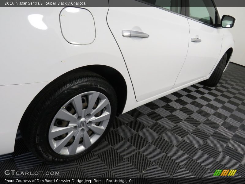 Super Black / Charcoal 2016 Nissan Sentra S