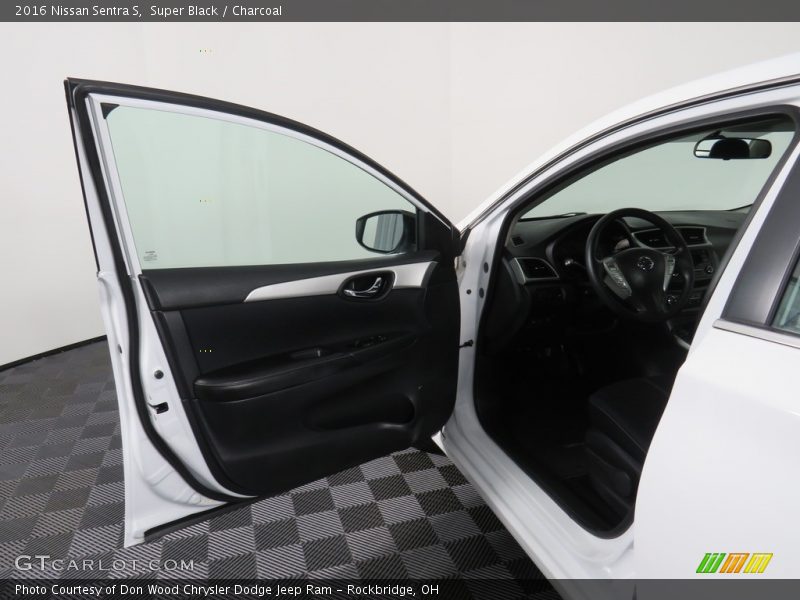 Super Black / Charcoal 2016 Nissan Sentra S