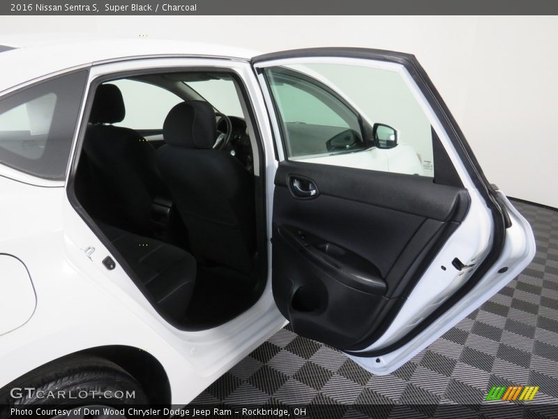 Super Black / Charcoal 2016 Nissan Sentra S
