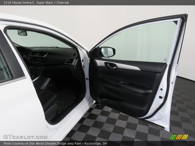 Super Black / Charcoal 2016 Nissan Sentra S