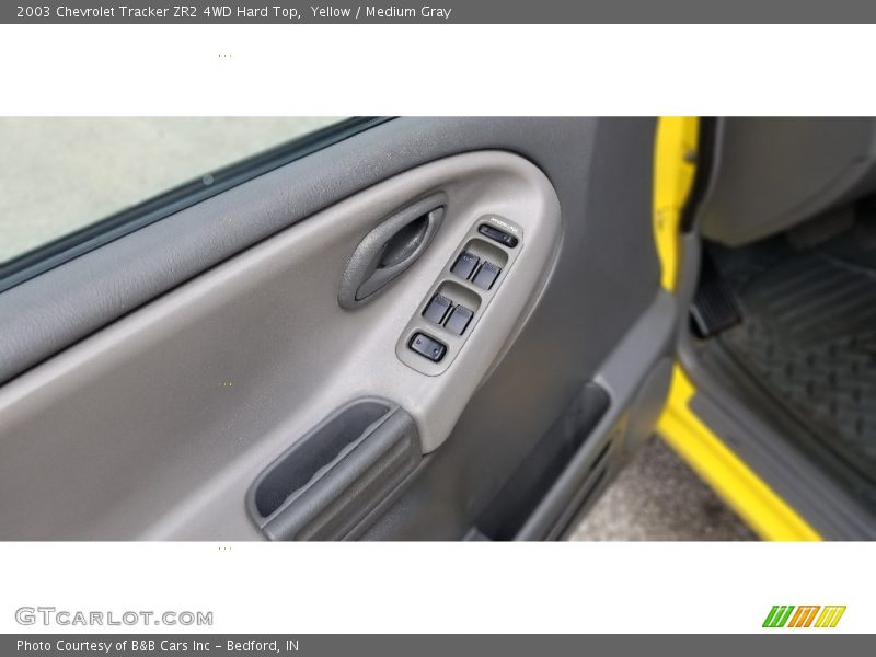 Yellow / Medium Gray 2003 Chevrolet Tracker ZR2 4WD Hard Top