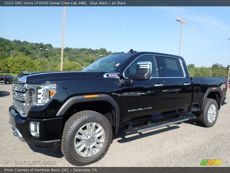 Front 3/4 View of 2020 Sierra 2500HD Denali Crew Cab 4WD