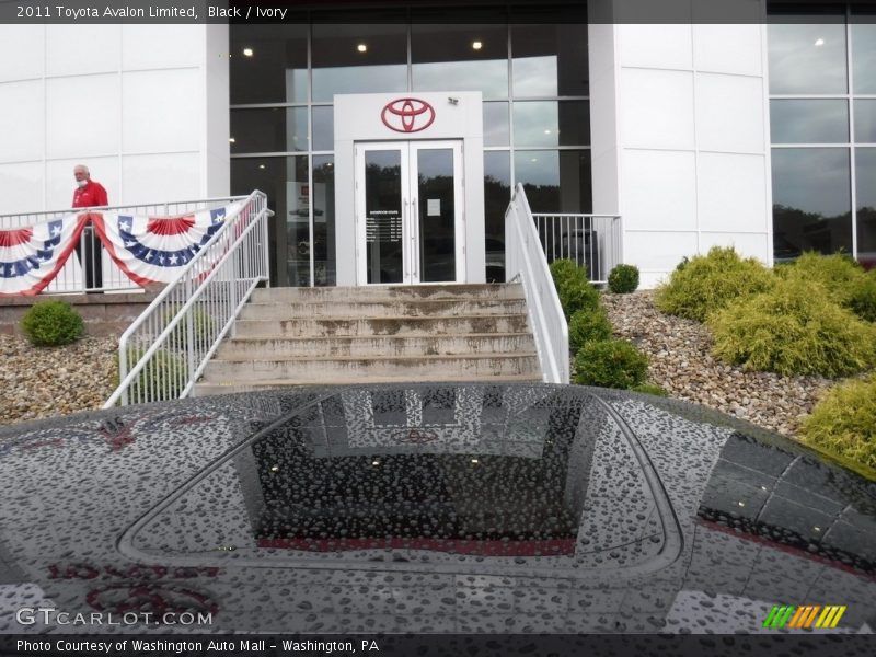 Black / Ivory 2011 Toyota Avalon Limited