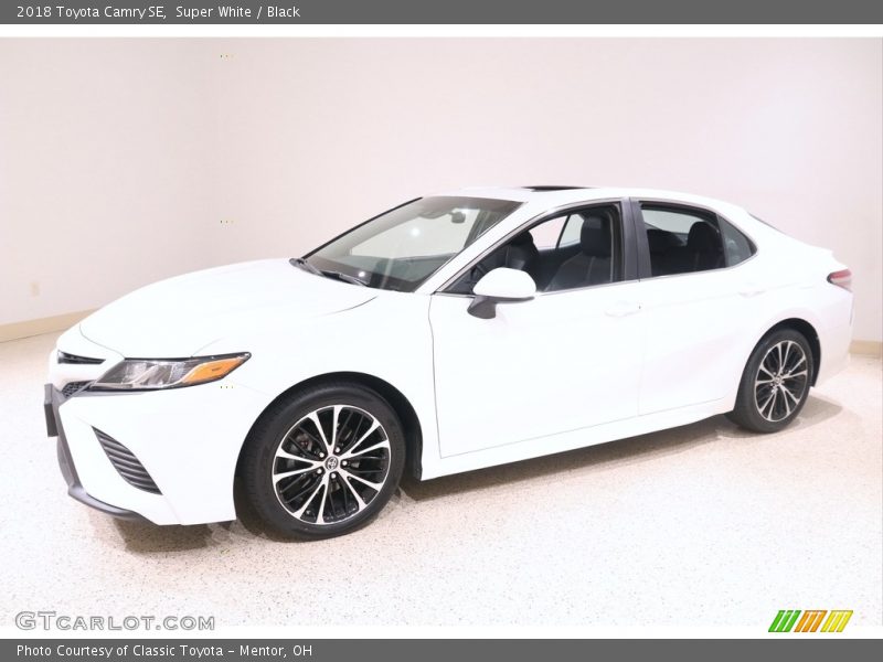 Front 3/4 View of 2018 Camry SE