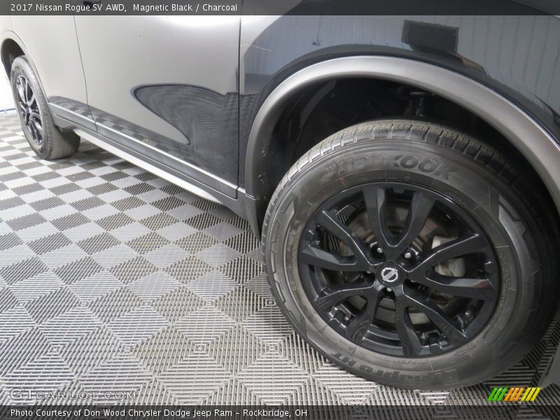 Magnetic Black / Charcoal 2017 Nissan Rogue SV AWD