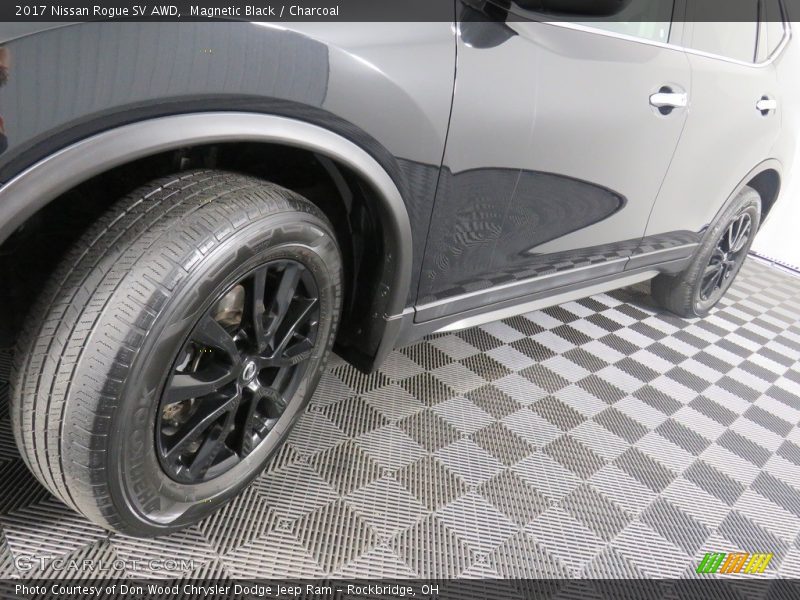 Magnetic Black / Charcoal 2017 Nissan Rogue SV AWD