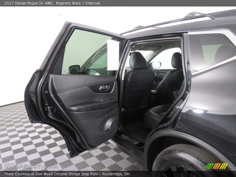 Magnetic Black / Charcoal 2017 Nissan Rogue SV AWD