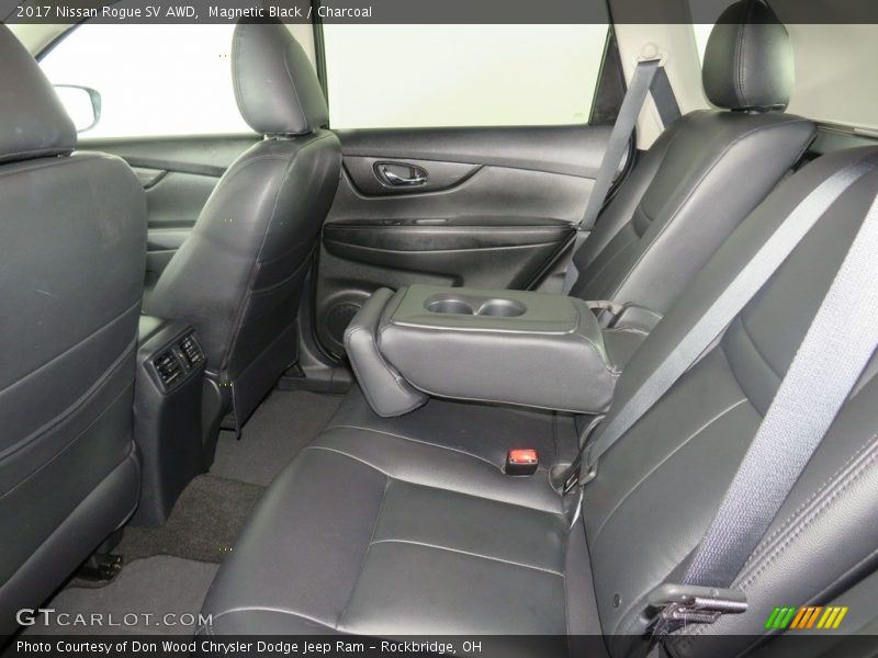 Magnetic Black / Charcoal 2017 Nissan Rogue SV AWD