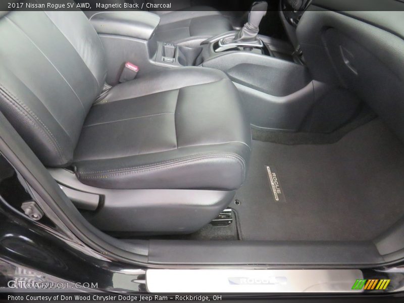 Magnetic Black / Charcoal 2017 Nissan Rogue SV AWD