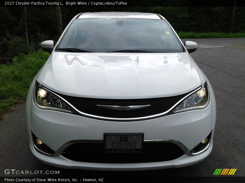 Bright White / Cognac/Alloy/Toffee 2017 Chrysler Pacifica Touring L