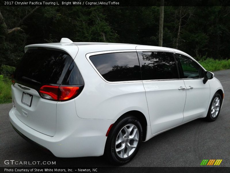 Bright White / Cognac/Alloy/Toffee 2017 Chrysler Pacifica Touring L