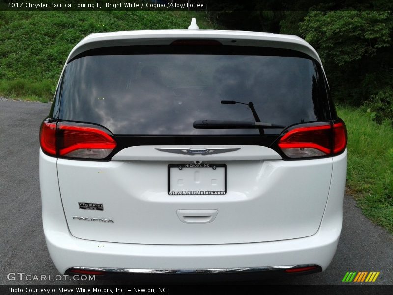Bright White / Cognac/Alloy/Toffee 2017 Chrysler Pacifica Touring L