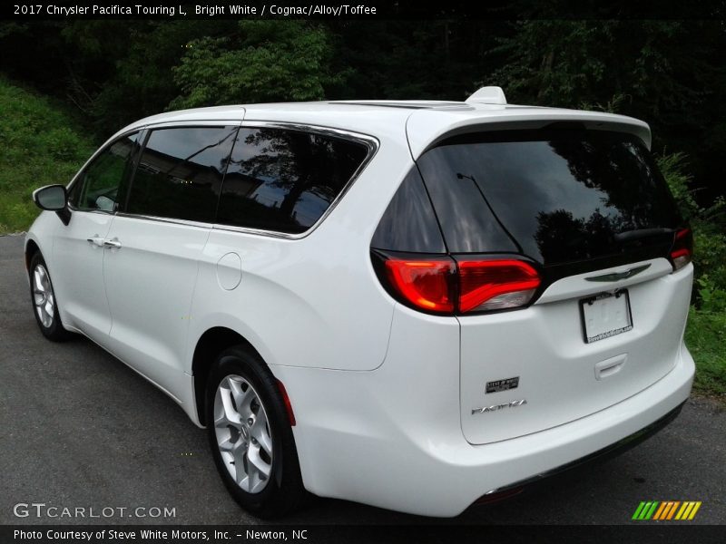 Bright White / Cognac/Alloy/Toffee 2017 Chrysler Pacifica Touring L