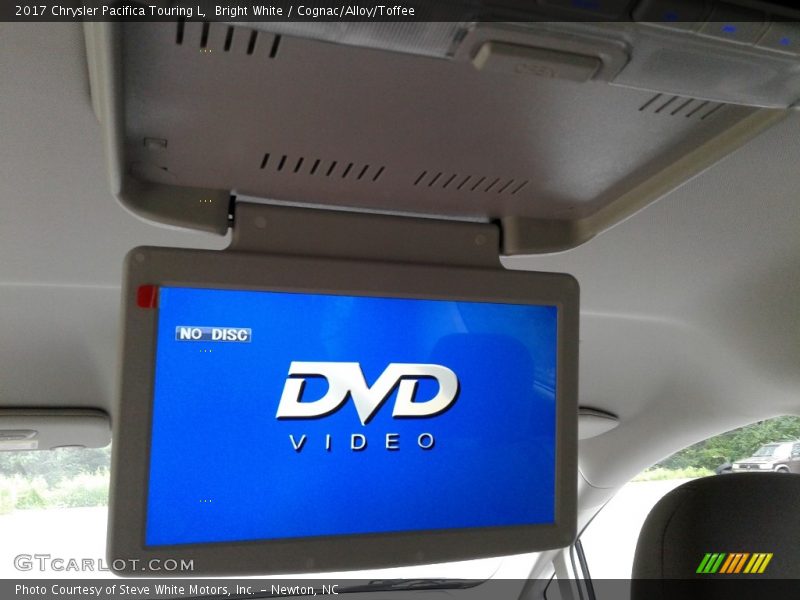 Bright White / Cognac/Alloy/Toffee 2017 Chrysler Pacifica Touring L
