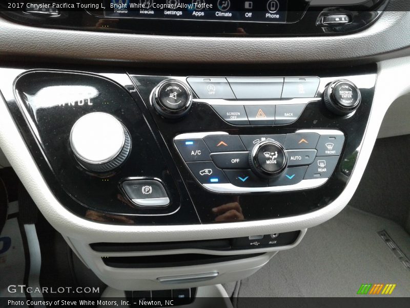 Bright White / Cognac/Alloy/Toffee 2017 Chrysler Pacifica Touring L