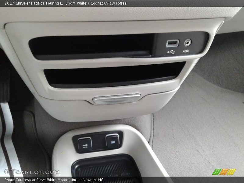 Bright White / Cognac/Alloy/Toffee 2017 Chrysler Pacifica Touring L