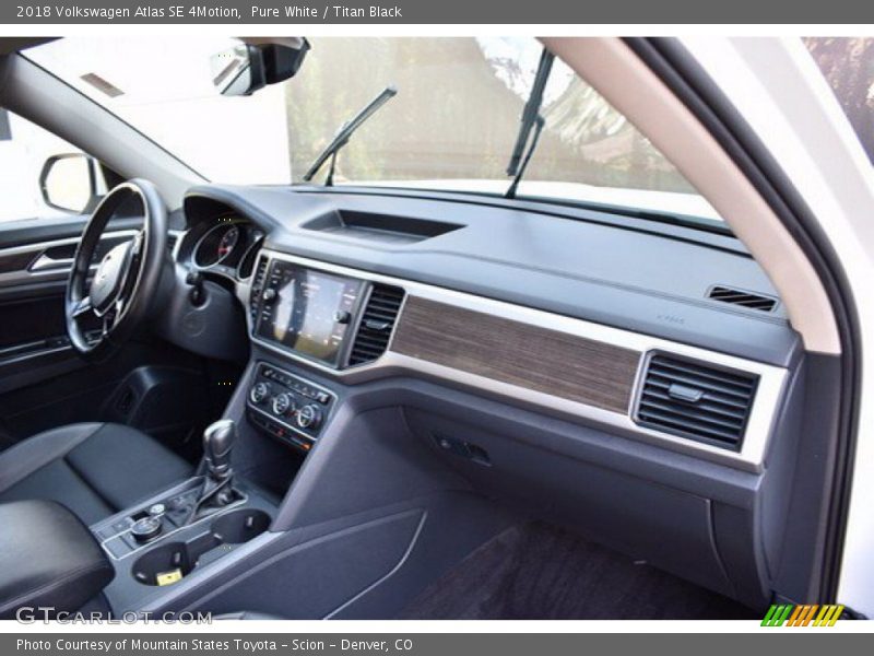 Pure White / Titan Black 2018 Volkswagen Atlas SE 4Motion