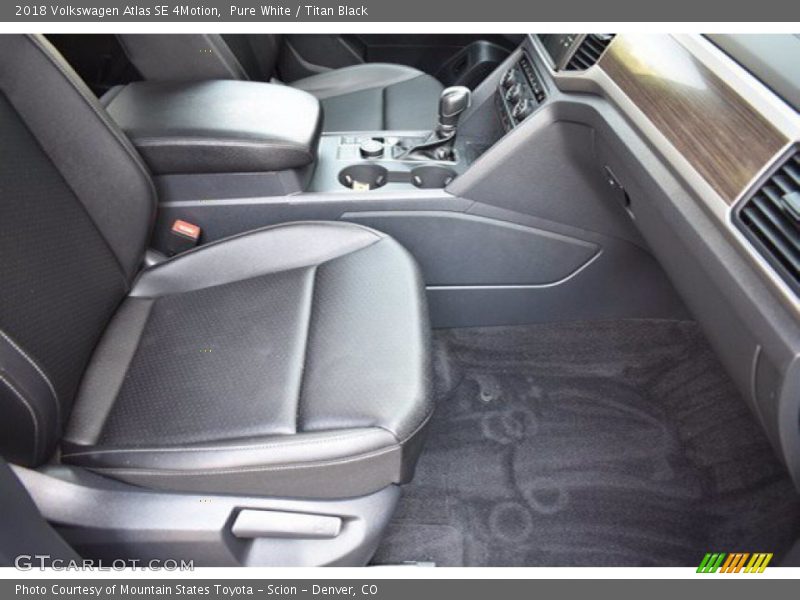 Pure White / Titan Black 2018 Volkswagen Atlas SE 4Motion