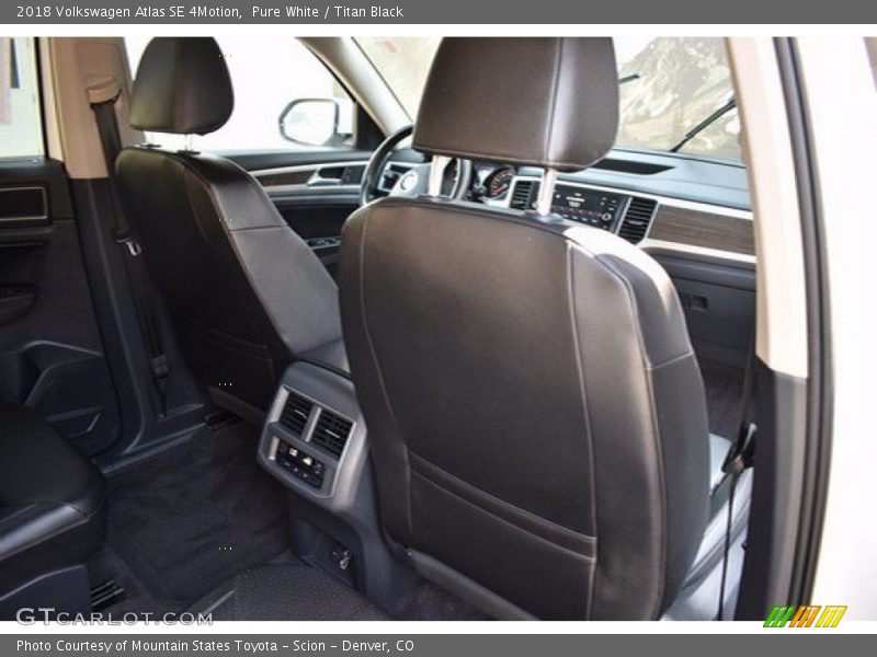 Pure White / Titan Black 2018 Volkswagen Atlas SE 4Motion