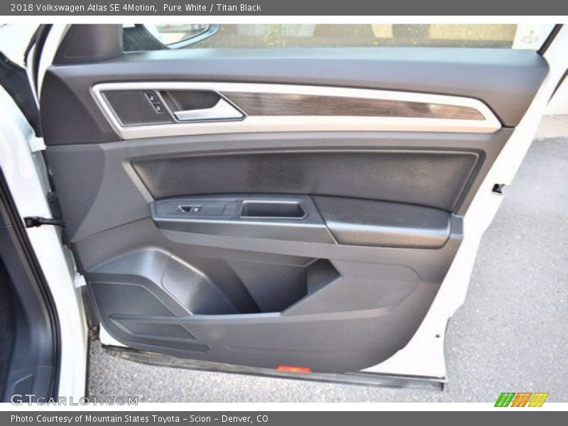 Pure White / Titan Black 2018 Volkswagen Atlas SE 4Motion
