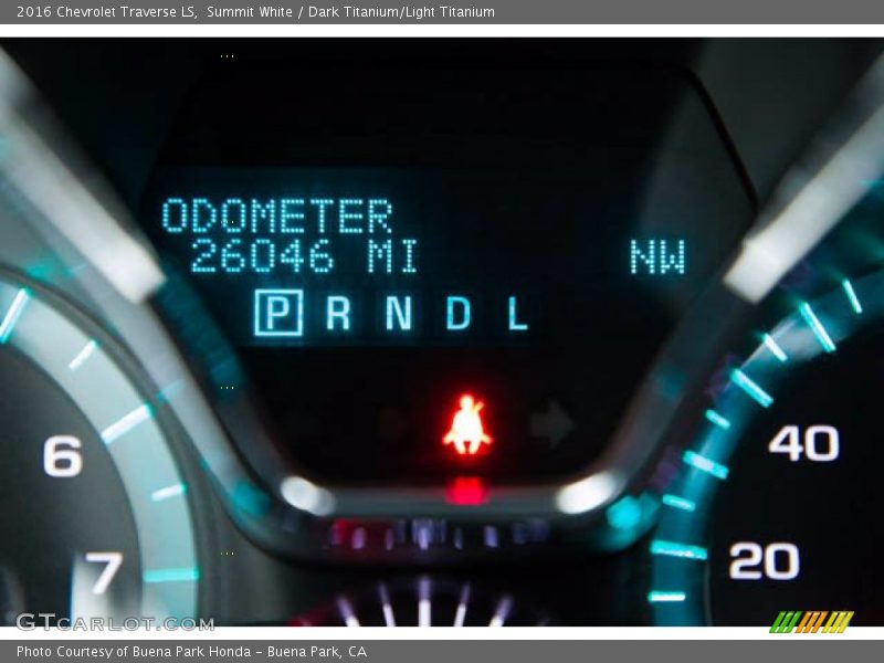 Summit White / Dark Titanium/Light Titanium 2016 Chevrolet Traverse LS