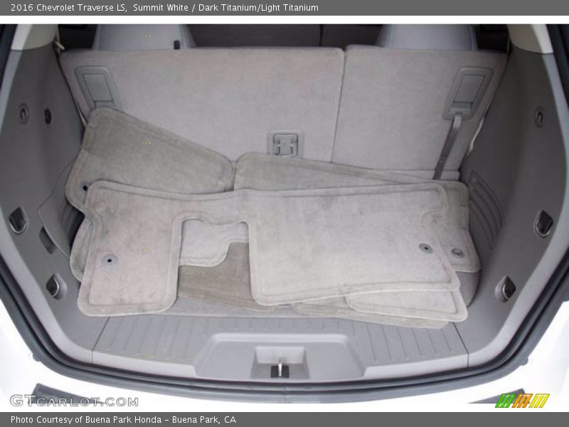 Summit White / Dark Titanium/Light Titanium 2016 Chevrolet Traverse LS