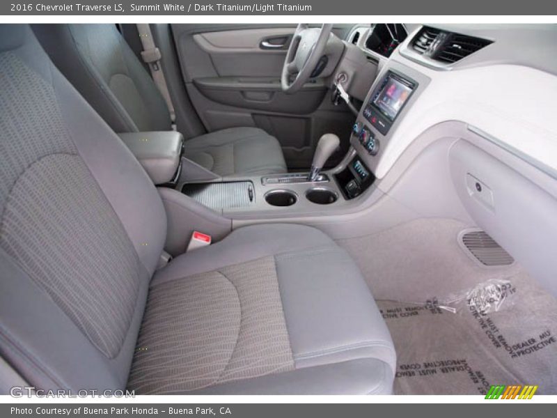 Summit White / Dark Titanium/Light Titanium 2016 Chevrolet Traverse LS
