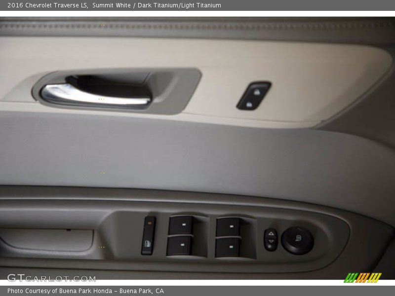 Summit White / Dark Titanium/Light Titanium 2016 Chevrolet Traverse LS