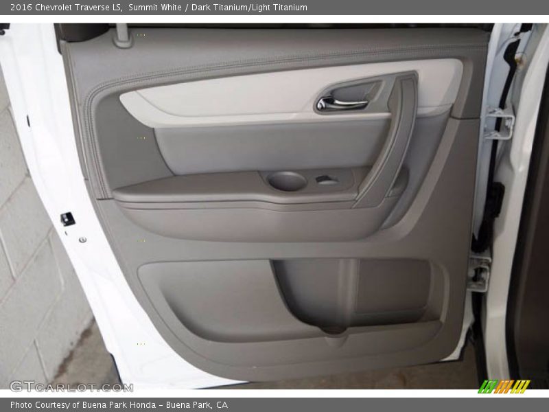 Summit White / Dark Titanium/Light Titanium 2016 Chevrolet Traverse LS