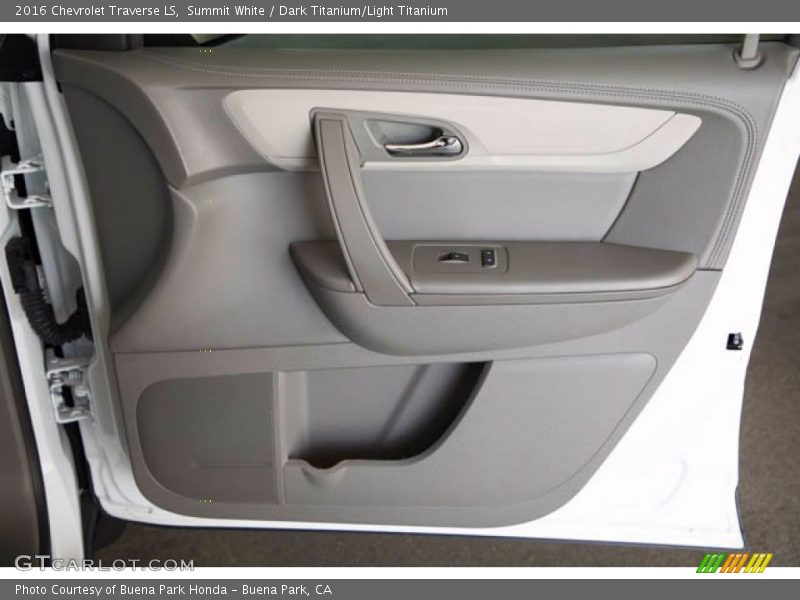 Summit White / Dark Titanium/Light Titanium 2016 Chevrolet Traverse LS