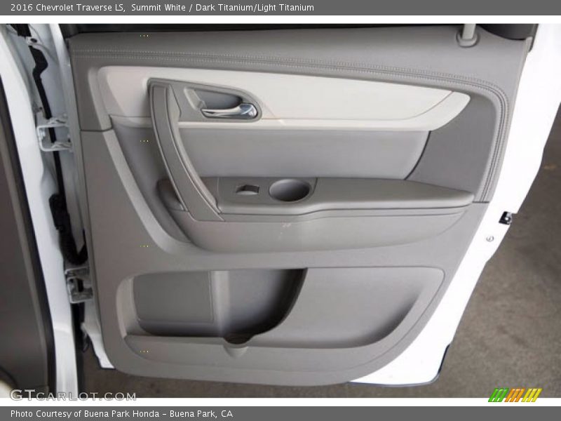 Summit White / Dark Titanium/Light Titanium 2016 Chevrolet Traverse LS