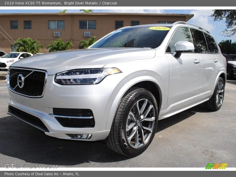 Front 3/4 View of 2019 XC90 T5 Momentum