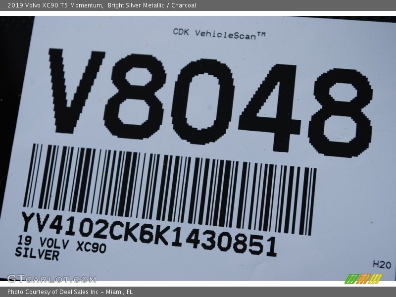 Bright Silver Metallic / Charcoal 2019 Volvo XC90 T5 Momentum