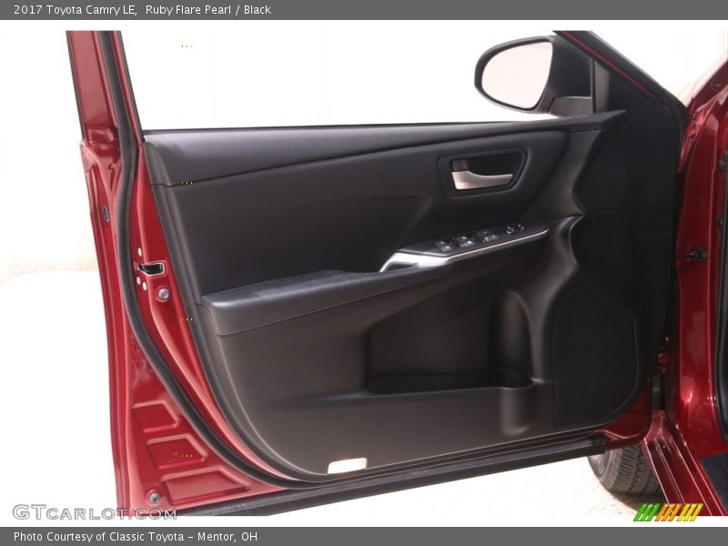 Ruby Flare Pearl / Black 2017 Toyota Camry LE